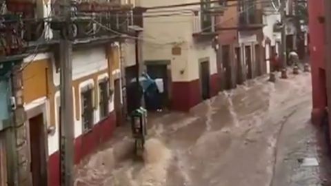 Mexiko zasáhly masivní povodně. Hladina dosahovala do půlky dveří