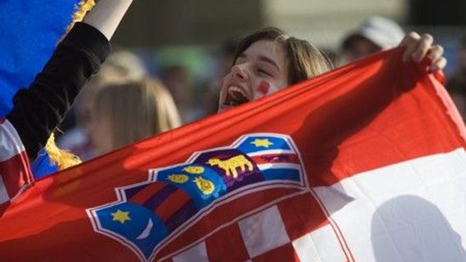 Fotbalové fanynky z chorvatskou vlajkou.