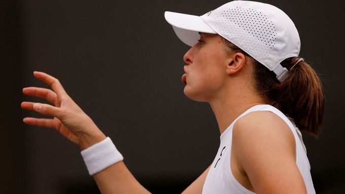 Iga Šwiateková při utkání čtvrtfinále Wimbledonu 2023.