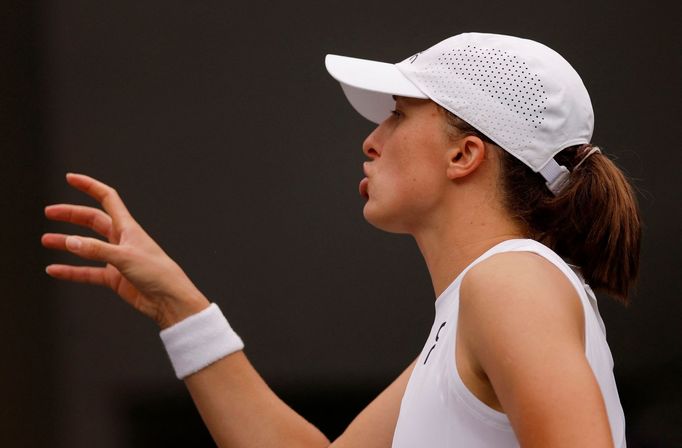 Iga Šwiateková při utkání čtvrtfinále Wimbledonu 2023.