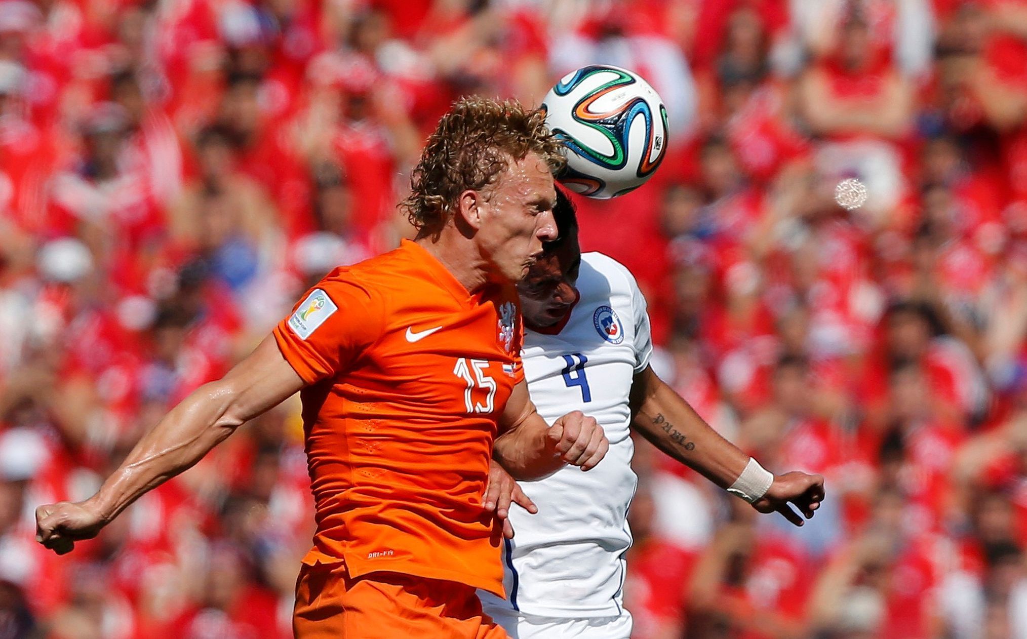 MS 2014, Nizozemsko-Chile: Dirk Kuijt - Mauricio Isla