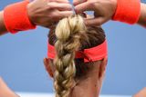 Důležitá je při ženském tenisu úprava vlasů. Pokud nenosí účesy "na kluka", plete si většina hráček své kadeře do copů jako například Kristina Mladenovicová.