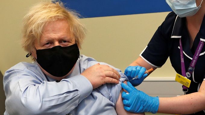 Vakcínu dostal také britský premiér Boris Johnson.