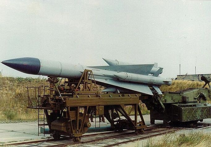 Protiletadlová řízená střela raketového komplexu S-200 VEGA před umístěním na startovací rampu. Délka 10,8 m, startovací hmotnost 8000 kg, hmotnost nálože 217 kg. Dolet až 300 km do dálky a 40 km do výšky. Čtyři startovací motory na pevná paliva a hlavní motor na tekuté palivo.