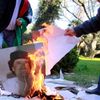 Argentina- zaměstnanci libyjské ambasády pálí portréty Kaddáfího