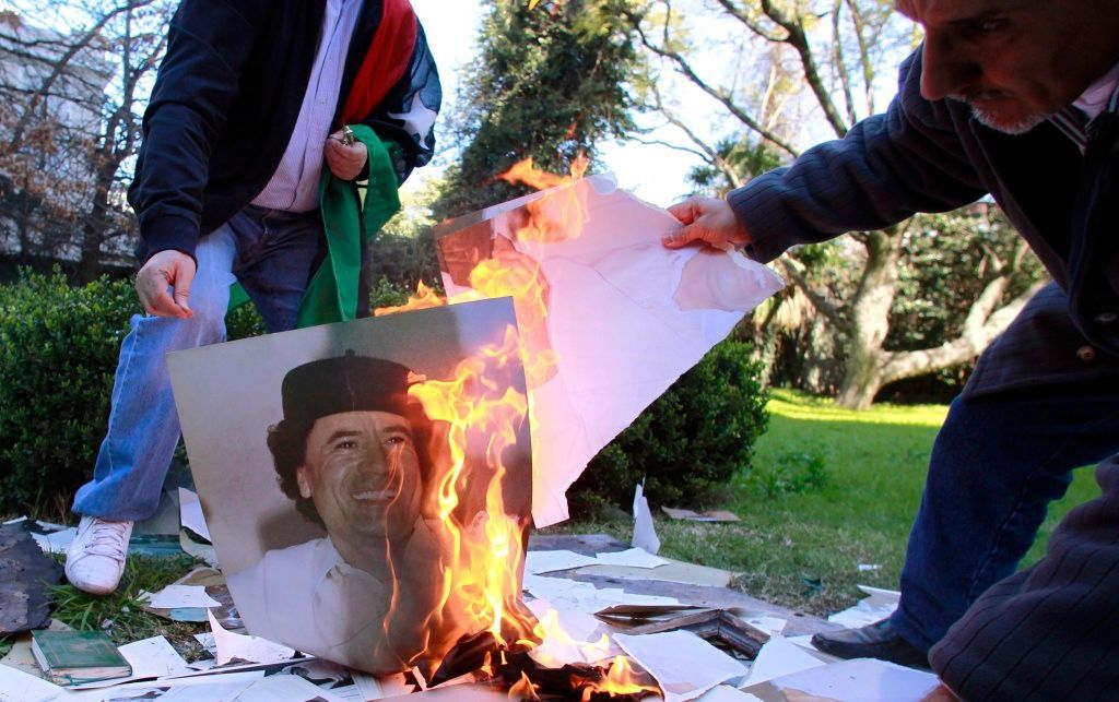 Argentina- zaměstnanci libyjské ambasády pálí portréty Kaddáfího