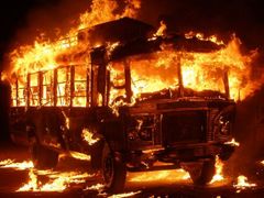 V Pákistánu vypukly nepokoje. Na snímku hořící autobus v Lahore.