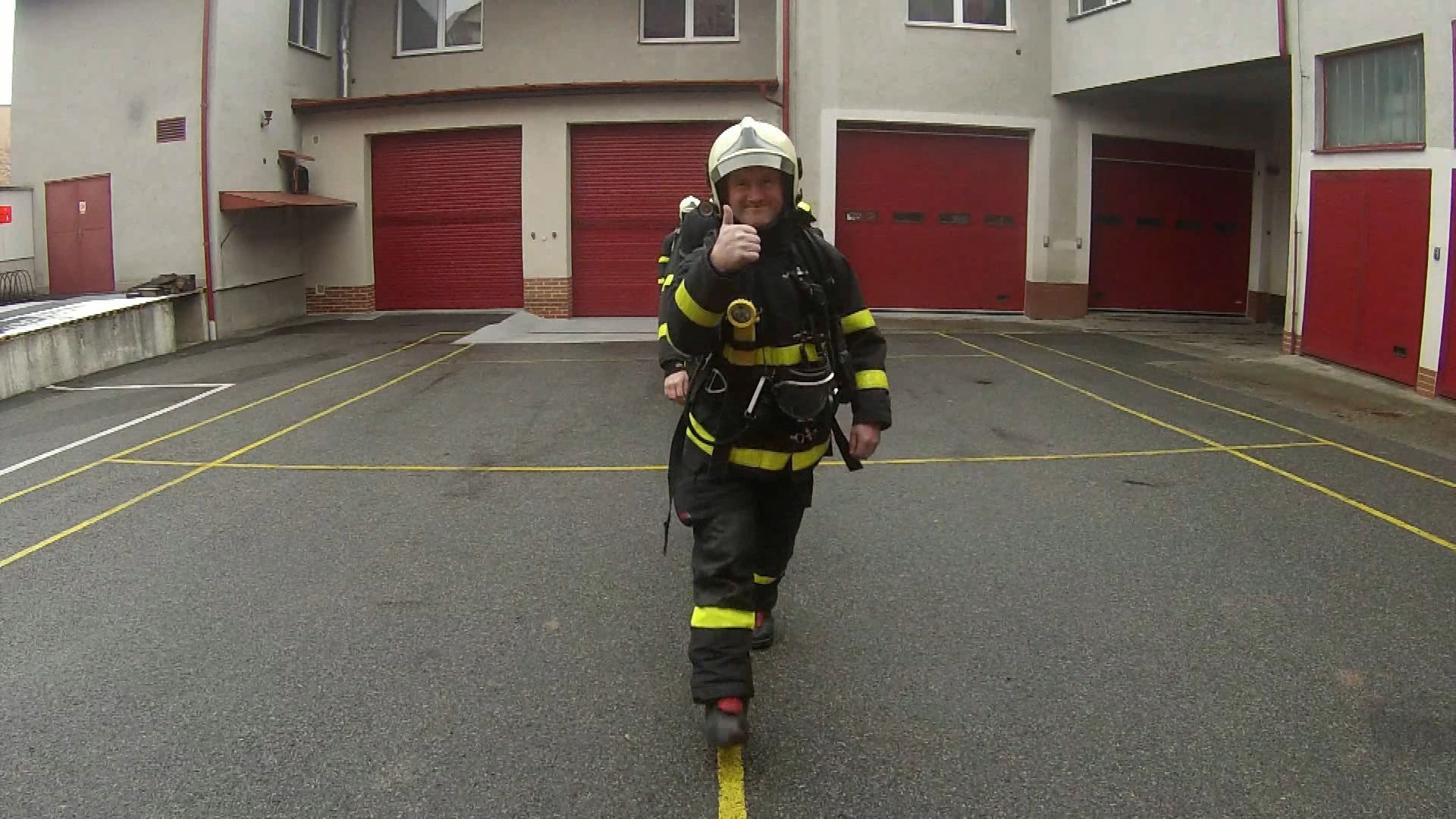 Hasič Vlastimil Kremel z Novojičínska zasahoval během dvaceti let téměř u dvou tisíc výjezdů. Snímky ho zachycují při práci. Nyní je vážně nemocný a přátelé pro něj uspořádali sbírku, aby mu pomohli.