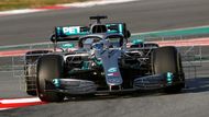 Typickým úkazem testů jsou nejrůznější způsoby, jak získat data. Mercedes zvolil hrabla, tedy velké kovové konstrukce s čidly měřícími proudění vzduchu kolem monopostu.