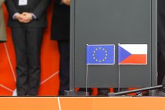 S členstvím v EU je spokojeno 37 procent Čechů, nejvíce od roku 2010, tvrdí průzkum