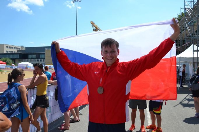 Michal Vimmer s bronzovou medailí z juniorského světového šampionátu v atletice.