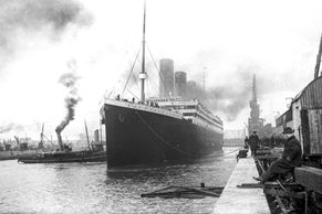 Obrazem: Na manévr měli jen 37 sekund. Objevitel Titaniku oslavil 80 let