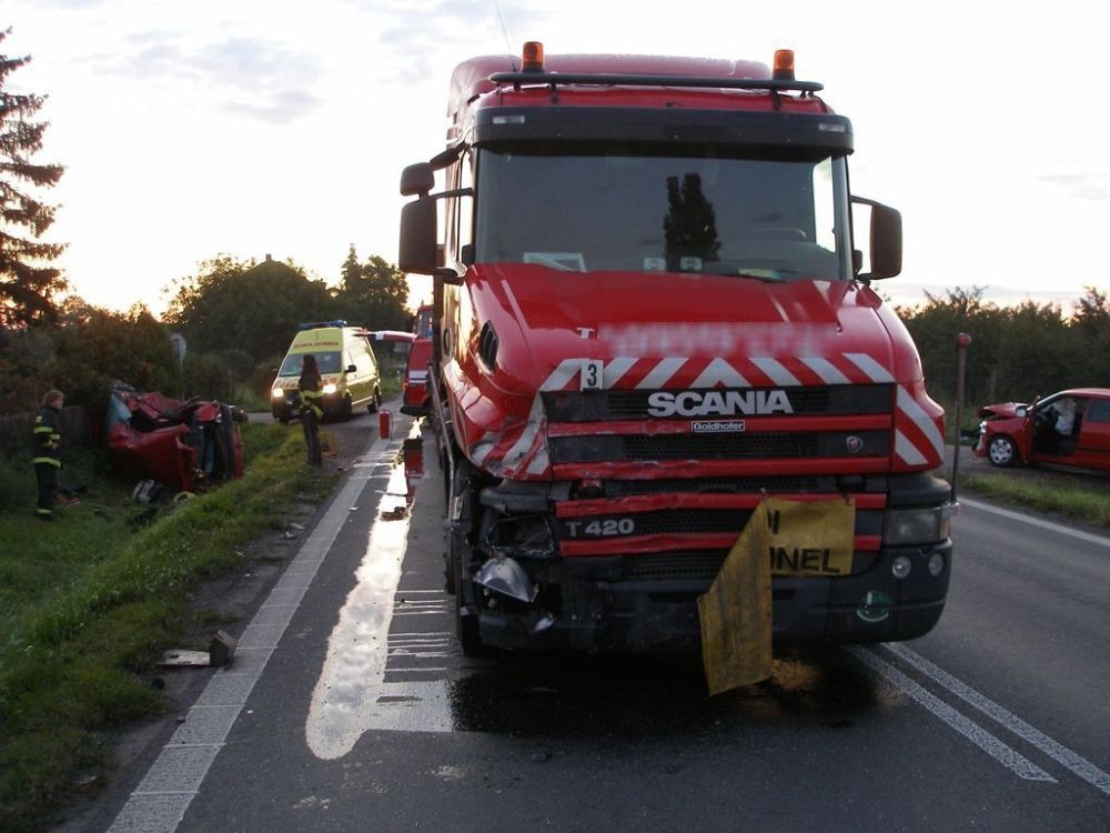 Nehoda osobního vozu a kamionu u Hradce Králové