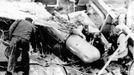 Vyzvednutá vodíková bomba, která se zřítila po kolizi amerických letounů v roce 1966.