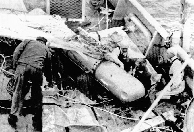 Vyzvednutá vodíková bomba, která se zřítila po kolizi amerických letounů v roce 1966.