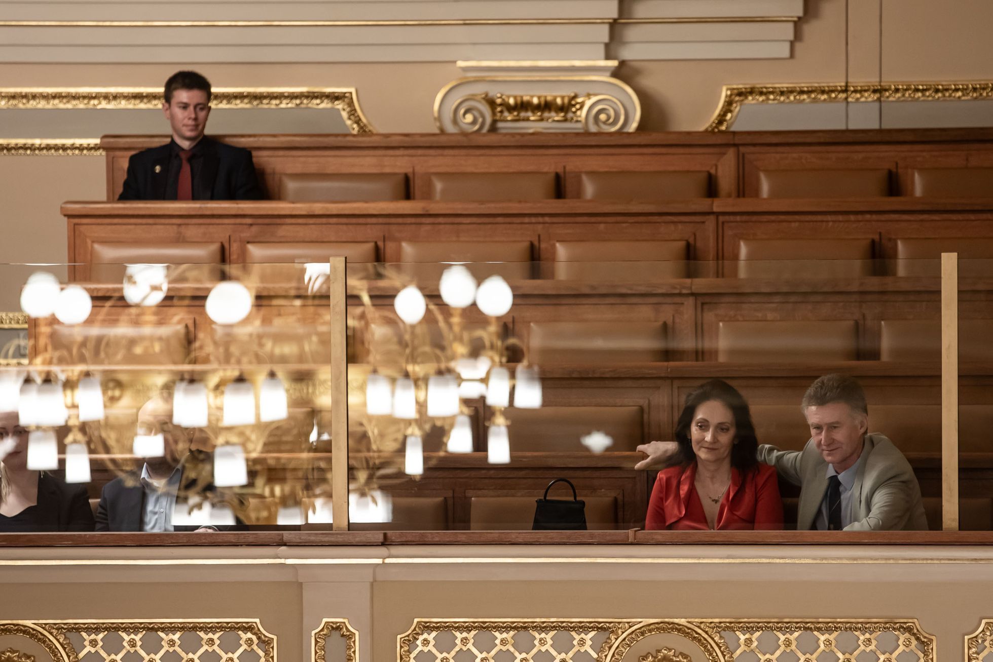 Opera v jednacím sále poslanecké sněmovny, zpívá Vojtěch Dyk a Simona Šaturová