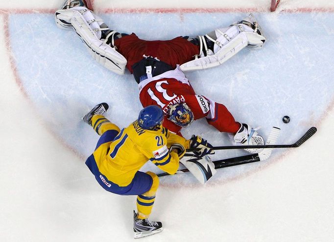 Pavelec zachraňuje tutovku Louie Erikssona.