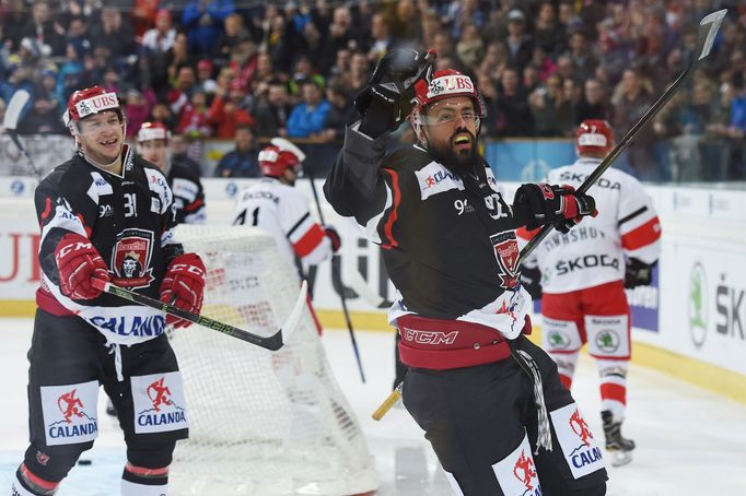 Richard Jarůšek slaví gól Hradce králové v zápase Spengler Cupu s Jekatěrinburgem.