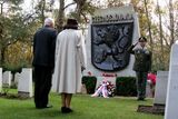 Na hřbitově v Brookwodu stojí památník československých vojáků, kteří zahynuli v Británii za druhé světové války. Václav a Livie Klausovi uctili jejich památku položením věnce.