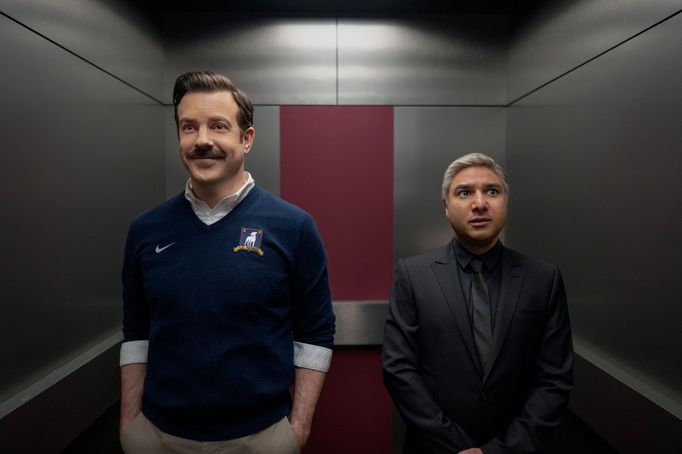 Jason Sudeikis jako Ted Lasso a Nick Mohammed coby Nathan Shelley.