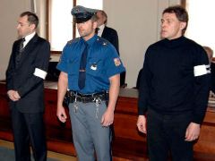 Michal Fulnecký (vlevo) a Sergej Tarasov, obžalovaní z vraždy krajanů, u plzeňského soudu.