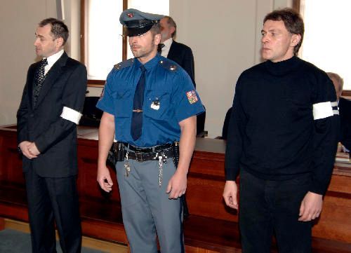 Michal Fulnecký (vlevo) a Sergej Tarasov, obžalovaní z vraždy krajanů, u plzeňského soudu.