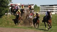 První dostihy v Pardubicích se konaly už v 50. letech 19. století, samotná Velká pardubická se běží od roku 1874. Je jasné, že se za tu dobu výrazně proměnil kurs dostihu i podoba samotného závodiště. Ale jak se závodiště mění za poslední léta, které má v paměti většina současných diváků? Pojďme se přesvědčit. Některé pohledy jako tento na Irskou lavici zdánlivě zůstávají skoro stejné...