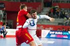 Hvězda českého týmu Ondřej Zdráhala se probíjí makedonskou obranou.