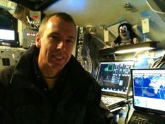 Astronaut Andrew Feustel s krtečkem na palubě trenažeru v Houstonu