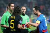 Pavel Horváth si vyměňuje s kapitánem Barcelony Carlesem Puyolem vlaječky klubů. Na rozhodčího Roberta Schörgenhofera v tu chvíli ještě neměl důvod být rozezlen.
