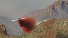 An airplane drops retardant on the "257 Fire" near Superior, Arizona in this United States Forest Service handout photo released on June 14, 2012. REUTERS/USFS/Inciweb/Handout (UNITED STATES - Tags: TRANSPORT DISASTER ENVIRONMENT) FOR EDITORIAL USE ONLY. NOT FOR SALE FOR MARKETING OR ADVERTISING CAMPAIGNS. THIS IMAGE HAS BEEN SUPPLIED BY A THIRD PARTY. IT IS DISTRIBUTED, EXACTLY AS RECEIVED BY REUTERS, AS A SERVICE TO CLIENTS Published: Čer. 15, 2012, 1:40 dop.