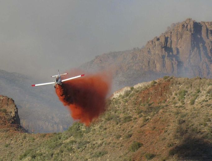 An airplane drops retardant on the "257 Fire" near Superior, Arizona in this United States Forest Service handout photo released on June 14, 2012. REUTERS/USFS/Inciweb/Handout (UNITED STATES - Tags: TRANSPORT DISASTER ENVIRONMENT) FOR EDITORIAL USE ONLY. NOT FOR SALE FOR MARKETING OR ADVERTISING CAMPAIGNS. THIS IMAGE HAS BEEN SUPPLIED BY A THIRD PARTY. IT IS DISTRIBUTED, EXACTLY AS RECEIVED BY REUTERS, AS A SERVICE TO CLIENTS Published: Čer. 15, 2012, 1:40 dop.