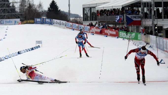 Emil Hegle Svendsen porazil v biatlonové stíhačce na MS Martina Fourcada o pár centimetrů.