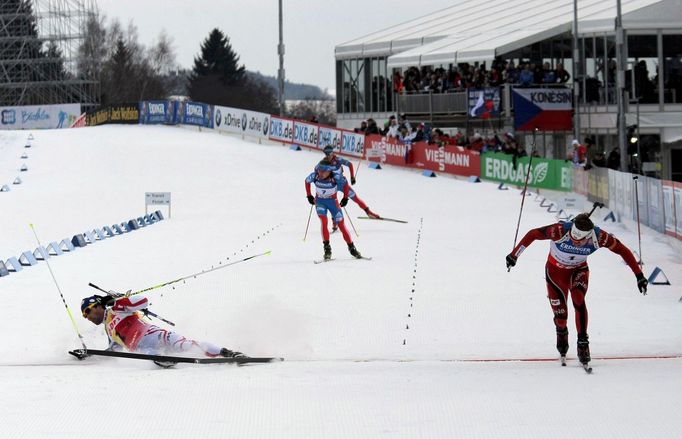 Emil Hegle Svendsen porazil v biatlonové stíhačce na MS Martina Fourcada o pár centimetrů.