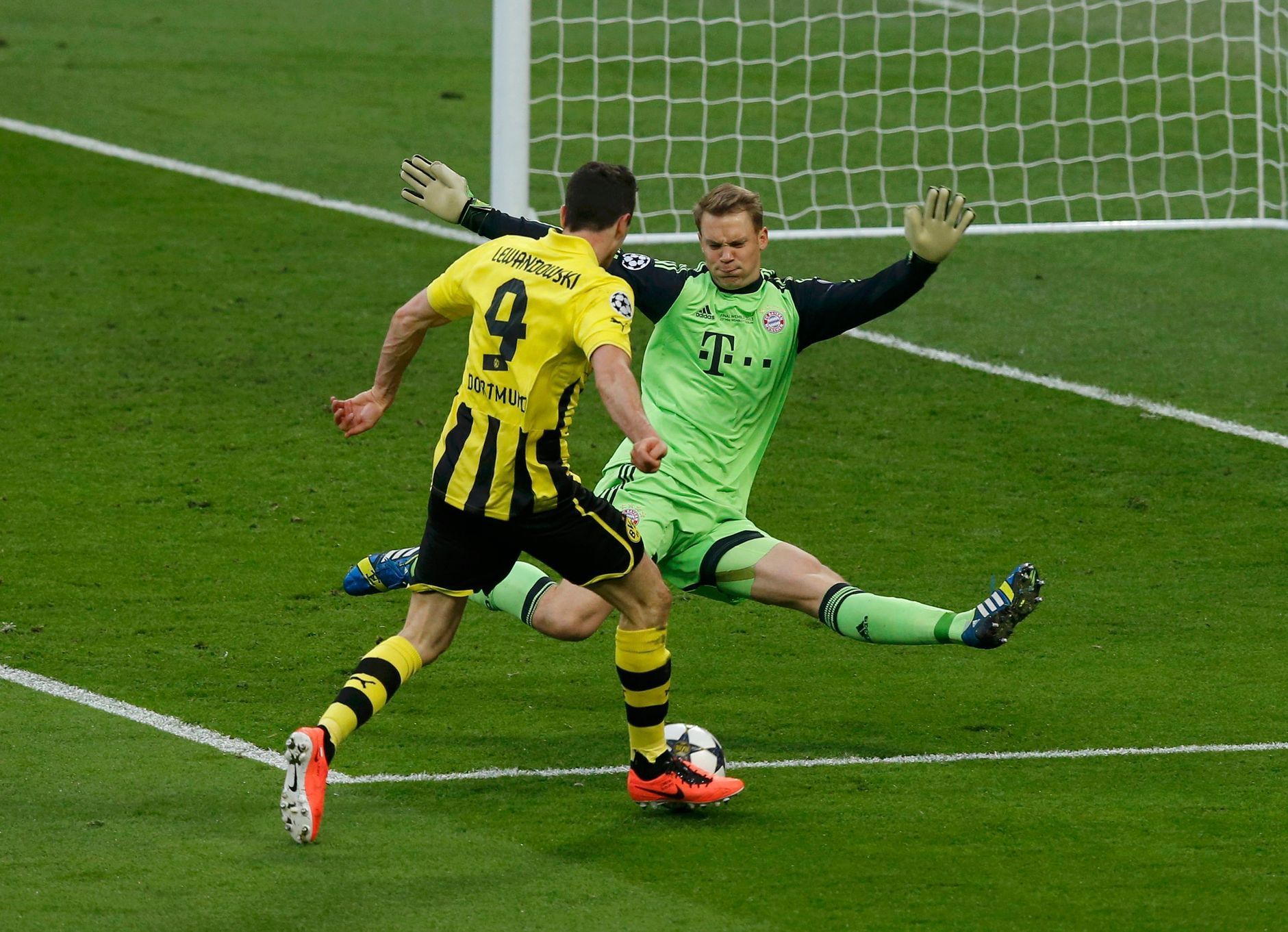 Fotbal, Liga mistrů, Bayern - Dortmund: Manuel Neuer - Robert Lewandowski (vpředu)