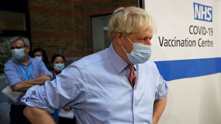 Británii čeká těžká zima. Covid se navzdory očkování šíří, opatření vláda odmítá; Zdroj foto: Reuters