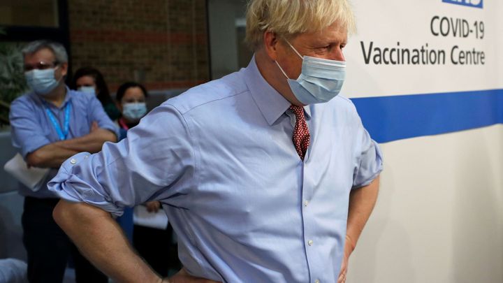Novinářka Guardianu: Britská vláda selhala ve všem kromě očkování. Nejsme vzorem