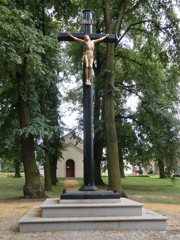 Rokycanský park a kříž po "proměně". Park vznikl z okolí hřbitova a někdejší Fitzovy zahrady.