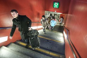 Tělocvik na Veleslavíně obrazem: Eskalátory už se staví, ustoupit jim museli nové schody i cestující