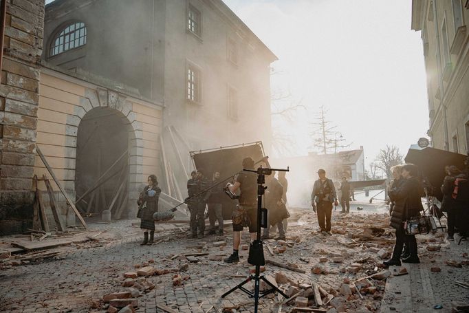 Z natáčení dvoudílného televizního filmu Gerta Schnirch podle románu Kateřiny Tučkové.
