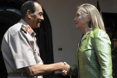 Clintonová v Egyptě žádala hladký přechod k demokracii