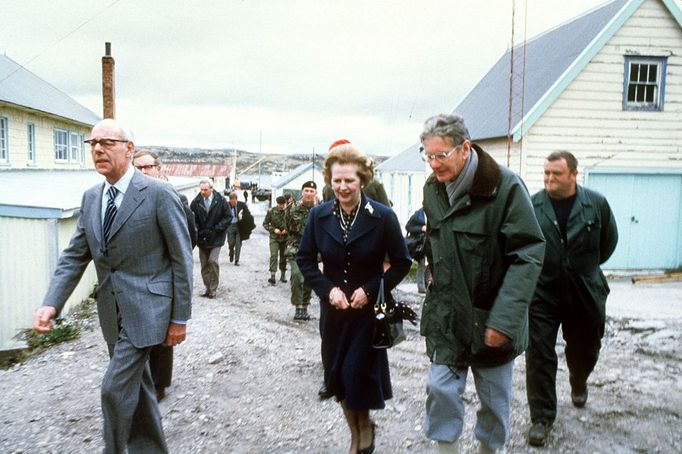 Thatcherová se svým manželem Denisem během návštěvy Falkland v roce 1983.