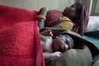 Mateřská úmrtnost se za 25 let snížila skoro o polovinu, stanovený cíl ale splnilo jen devět zemí