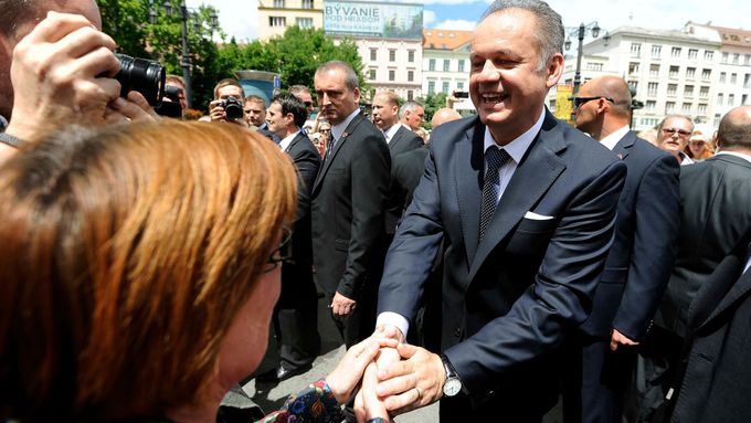 Nový slovenský prezident Andrej Kiska se zdraví s občany po inauguraci.