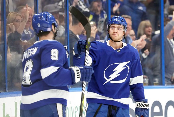 Brayden Point a Tyler Johnson (vlevo) slaví vstřelenou branku.