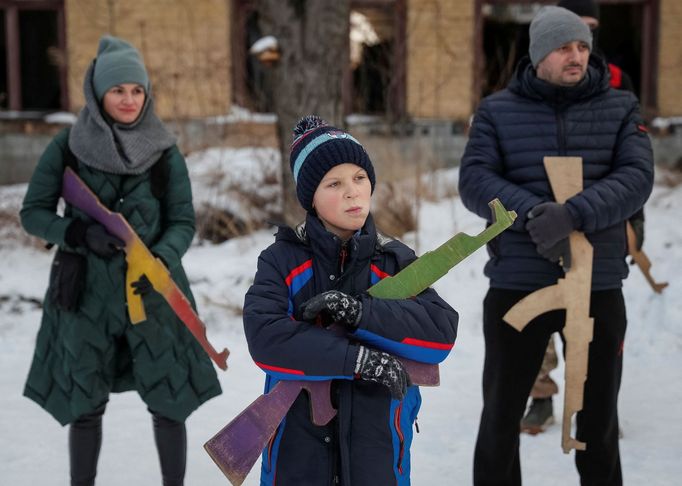 Ukrajinská armáda cvičí civilisty k boji.