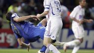 Materazzi po úderu hlavou do hrudi letí k zemi a Zidanovi pomalu dochází, co způsobil.