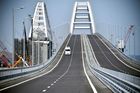 Rusko otevírá obří most na anektovaný Krym. Putin po něm přejel v náklaďáku a poblahopřál sám sobě