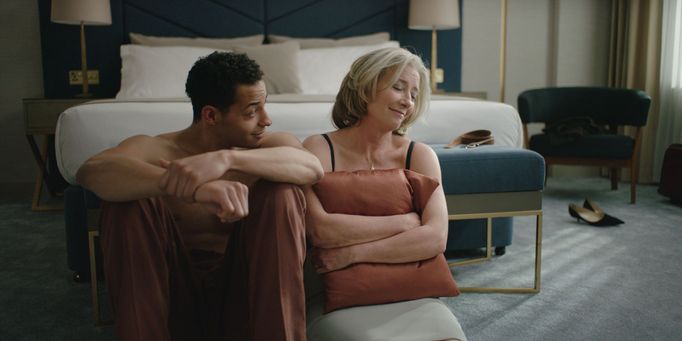 Emma Thompsonová jako Nancy a Daryl McCormack v roli Lea.