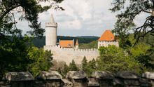 Sopečná skála i tajemná rašeliniště. Sedm tipů sotva hodinu od Prahy